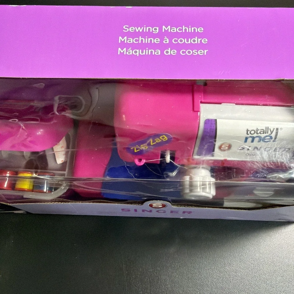 Totally Me! Toy Singer Sewing Machine & Case Toys R Us T2202 New (box damage) 6+